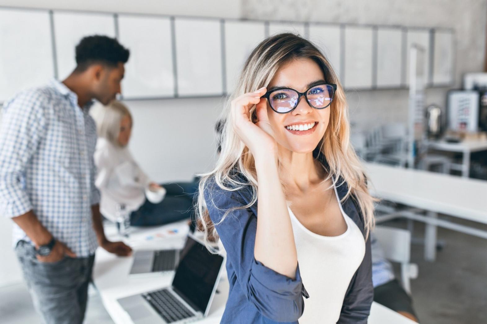 Persona che riflette durante una sessione di intelligenza emotiva