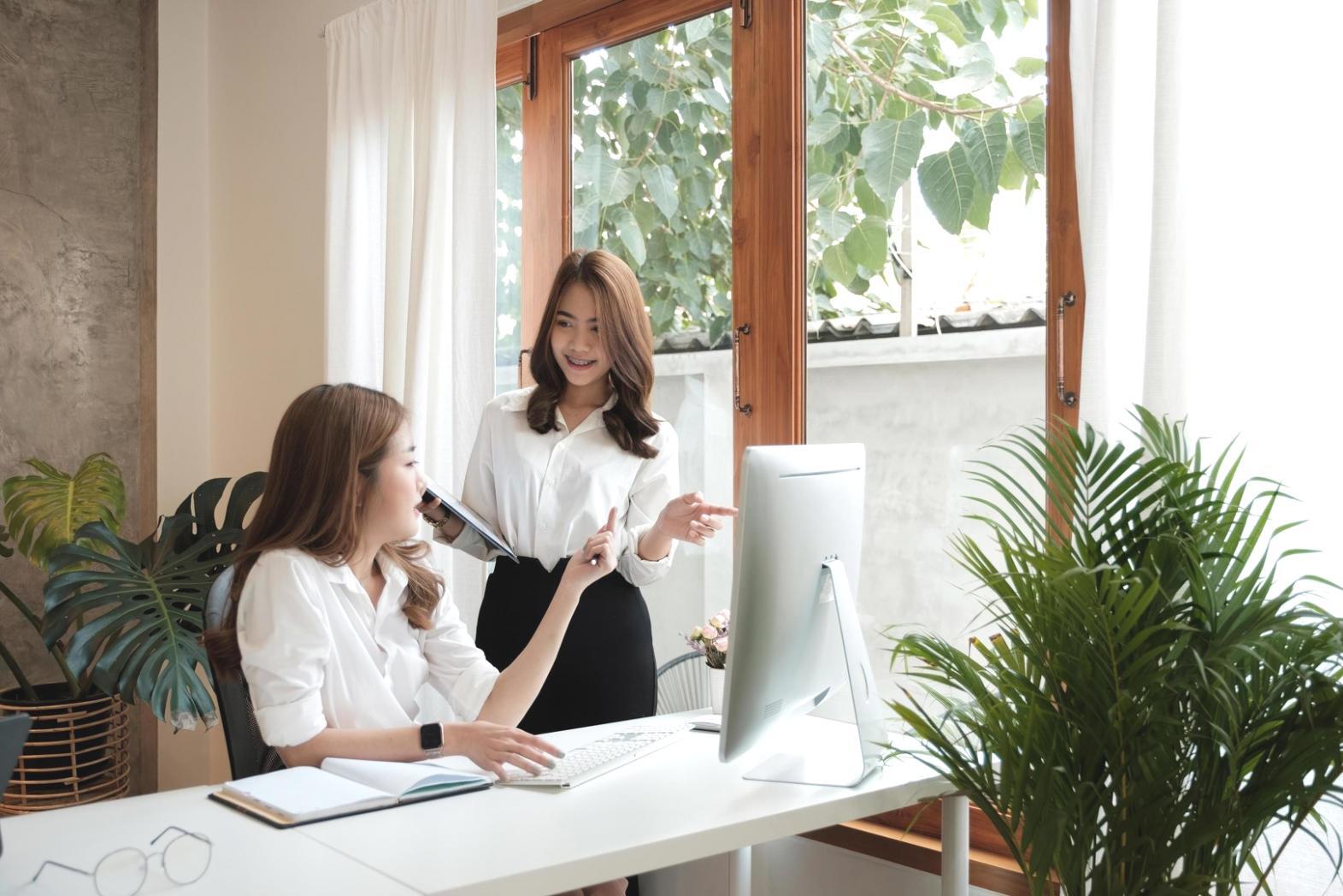 Team che lavora insieme applicando principi di intelligenza emotiva